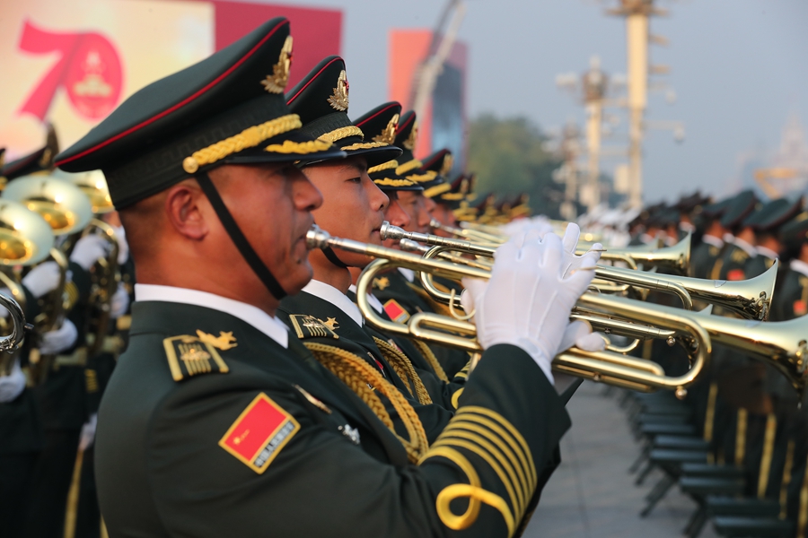 解放軍聯(lián)合軍樂團在廣場就位后進行準備工作和試奏。據(jù)了解，解放軍聯(lián)合軍樂團此次演奏是從開國大典至今歷次閱兵以來演奏曲目最多的一次，不少曲目是為此次閱兵量身打造的全新作品，此次也是歷次女演奏員最多的一次。