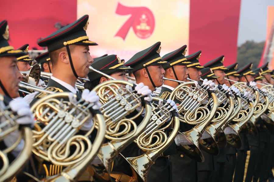解放軍聯(lián)合軍樂團在廣場就位后進行準備工作和試奏。據(jù)了解，解放軍聯(lián)合軍樂團此次演奏是從開國大典至今歷次閱兵以來演奏曲目最多的一次，不少曲目是為此次閱兵量身打造的全新作品，此次也是歷次女演奏員最多的一次。