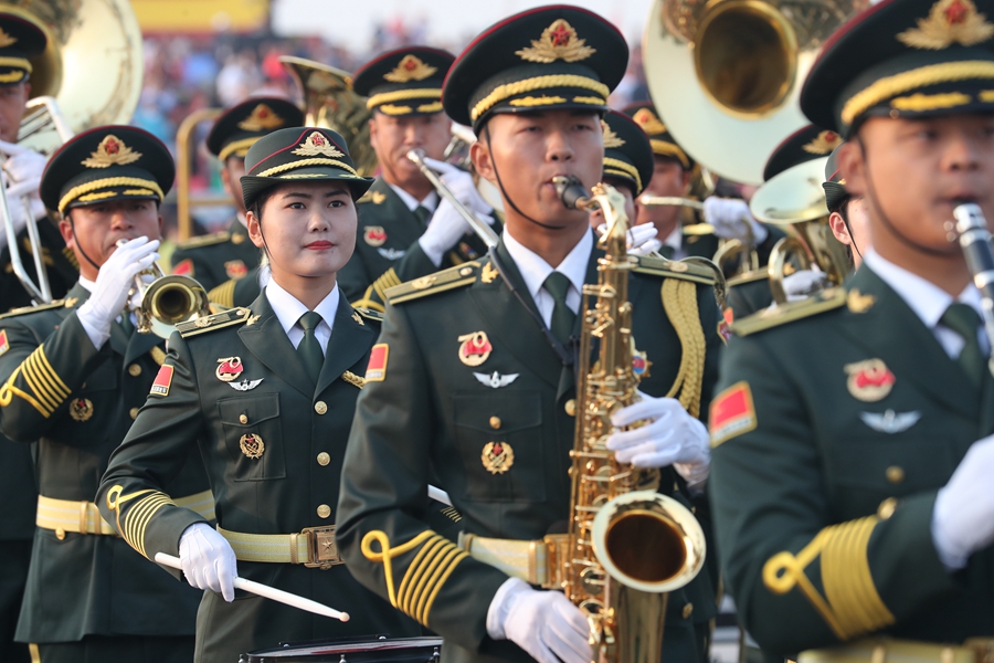 解放軍聯(lián)合軍樂團在廣場就位后進行準備工作和試奏。據(jù)了解，解放軍聯(lián)合軍樂團此次演奏是從開國大典至今歷次閱兵以來演奏曲目最多的一次，不少曲目是為此次閱兵量身打造的全新作品，此次也是歷次女演奏員最多的一次。