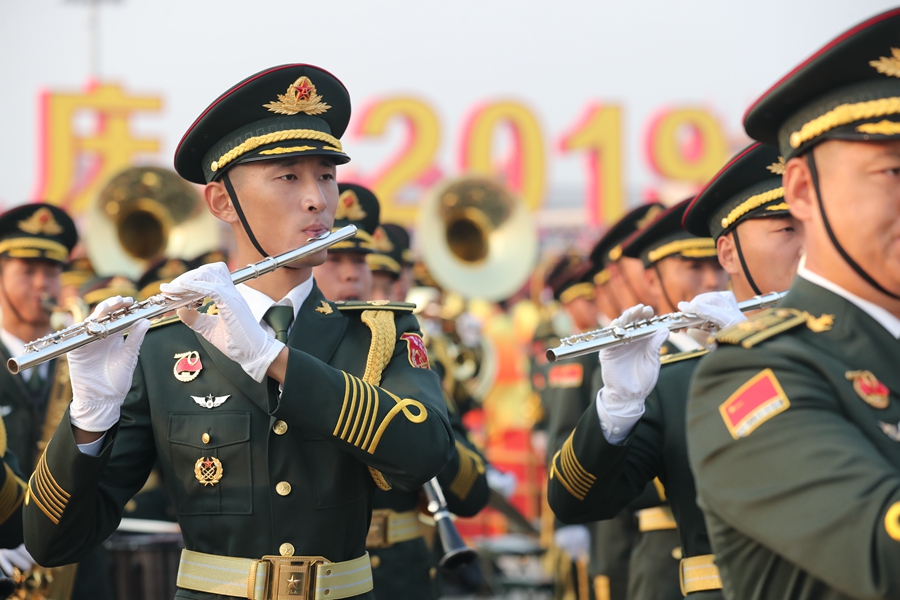 解放軍聯(lián)合軍樂團在廣場就位后進行準備工作和試奏。據(jù)了解，解放軍聯(lián)合軍樂團此次演奏是從開國大典至今歷次閱兵以來演奏曲目最多的一次，不少曲目是為此次閱兵量身打造的全新作品，此次也是歷次女演奏員最多的一次。