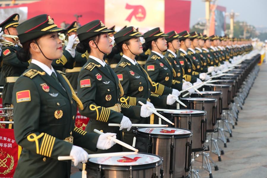 解放軍聯(lián)合軍樂團在廣場就位后進行準備工作和試奏。據(jù)了解，解放軍聯(lián)合軍樂團此次演奏是從開國大典至今歷次閱兵以來演奏曲目最多的一次，不少曲目是為此次閱兵量身打造的全新作品，此次也是歷次女演奏員最多的一次。