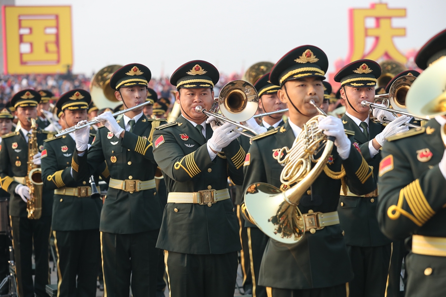 解放軍聯(lián)合軍樂團在廣場就位后進行準備工作和試奏。據(jù)了解，解放軍聯(lián)合軍樂團此次演奏是從開國大典至今歷次閱兵以來演奏曲目最多的一次，不少曲目是為此次閱兵量身打造的全新作品，此次也是歷次女演奏員最多的一次。