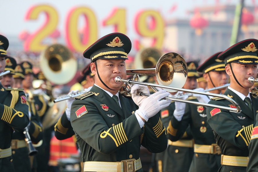 解放軍聯(lián)合軍樂團在廣場就位后進行準備工作和試奏。據(jù)了解，解放軍聯(lián)合軍樂團此次演奏是從開國大典至今歷次閱兵以來演奏曲目最多的一次，不少曲目是為此次閱兵量身打造的全新作品，此次也是歷次女演奏員最多的一次。