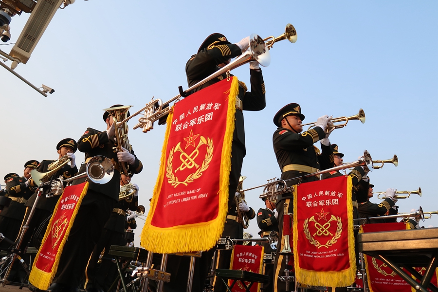 解放軍聯(lián)合軍樂團在廣場就位后進行準備工作和試奏。據(jù)了解，解放軍聯(lián)合軍樂團此次演奏是從開國大典至今歷次閱兵以來演奏曲目最多的一次，不少曲目是為此次閱兵量身打造的全新作品，此次也是歷次女演奏員最多的一次。