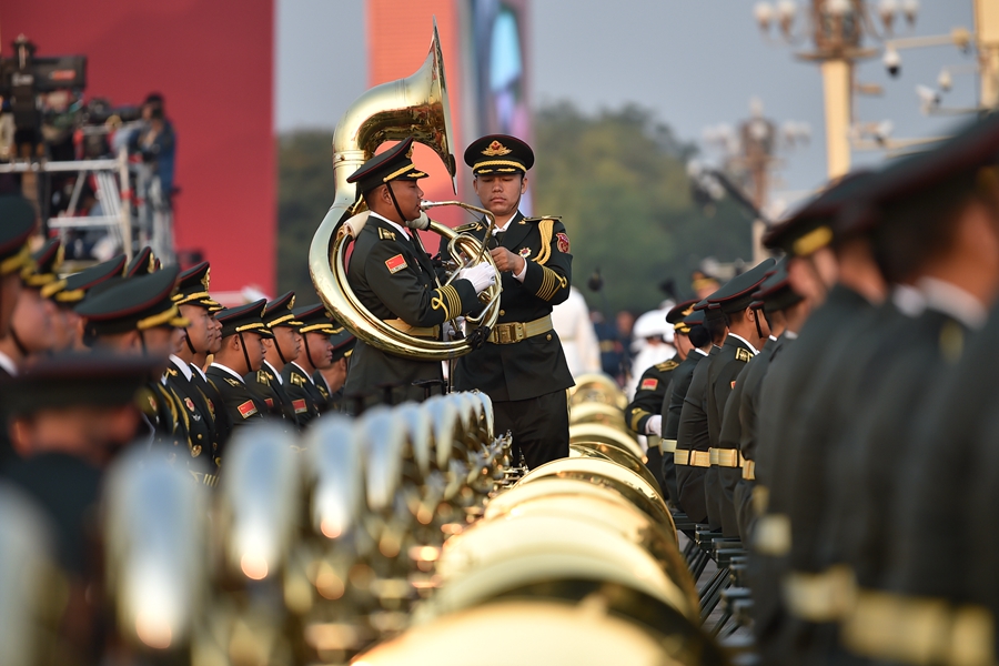 解放軍聯(lián)合軍樂團在廣場就位后進行準備工作和試奏。據(jù)了解，解放軍聯(lián)合軍樂團此次演奏是從開國大典至今歷次閱兵以來演奏曲目最多的一次，不少曲目是為此次閱兵量身打造的全新作品，此次也是歷次女演奏員最多的一次。