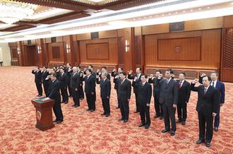 國務(wù)院部長、委員會主任、中國人民銀行行長、審計長進(jìn)行憲法宣誓
