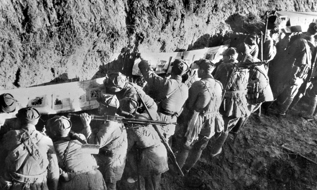 1948年冬，淮海戰(zhàn)役期間，雙堆集前沿陣地舉辦的戰(zhàn)地影展，深受解放軍戰(zhàn)士歡迎。新華社稿  袁克忠攝