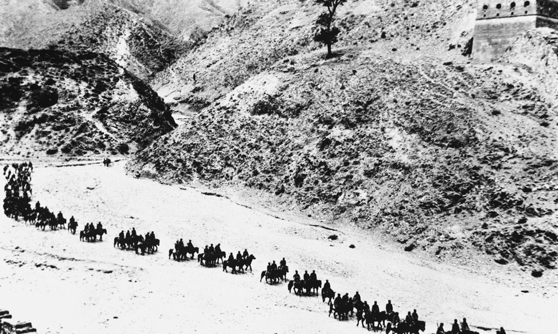 1937年11月太原失守后，八路軍向華北敵后挺進，分兵發(fā)動群眾，開展敵后游擊戰(zhàn)爭，創(chuàng)建敵后根據(jù)地。新華社稿　沙飛攝