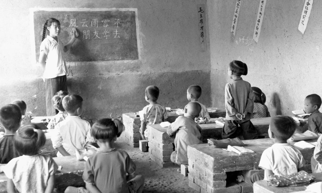 1964年夏，河北省壩縣煎茶鋪公社西煎大隊，一所耕讀小學的學生們在上課。新華社記者梁一丁攝