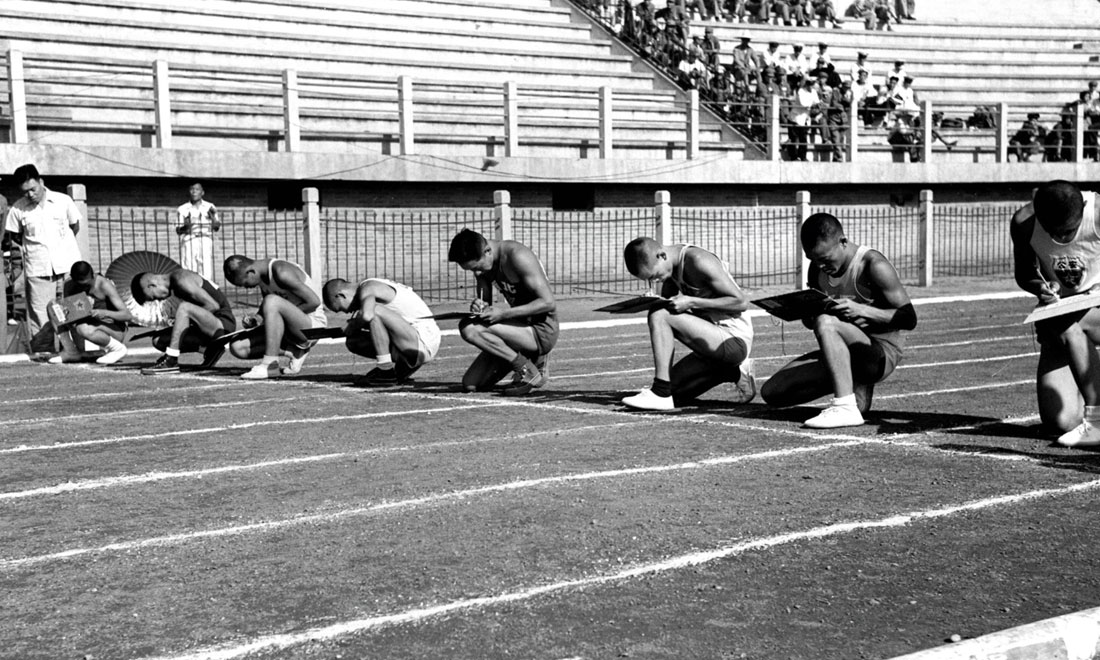 1952年8月2日，慶祝中國人民解放軍建軍25周年全軍運動會在北京舉行，運動員在進行識字賽跑比賽。新華社記者岳國芳攝