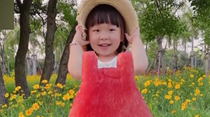 把夏天穿身上！寶媽給3歲女兒拍創(chuàng)意果蔬照