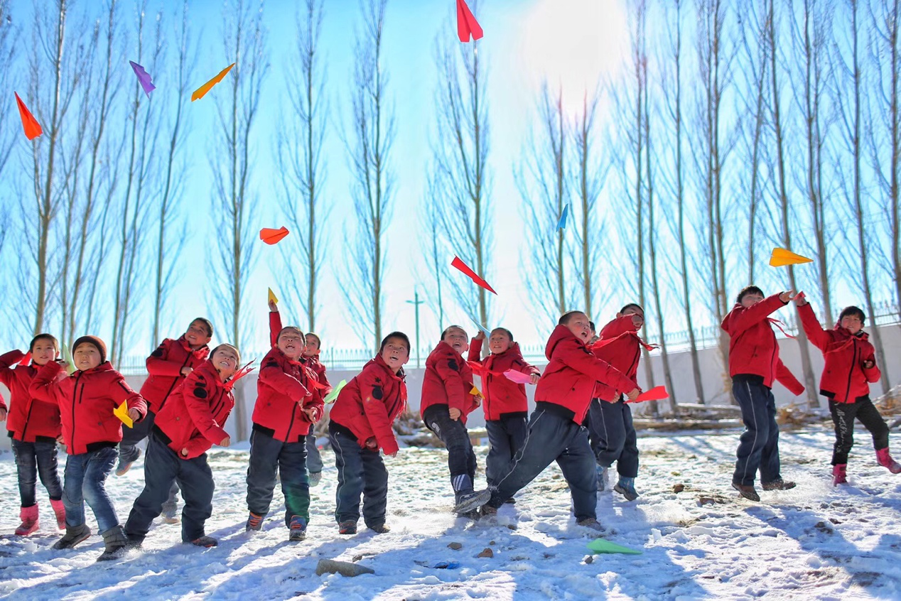 2017年11月15日， “多一克溫暖”公益行動走進北疆地區(qū)，實現(xiàn)了從物質(zhì)捐贈到“物質(zhì)+精神”溫暖的升級。 “體操冠軍”楊威、好妹妹樂隊等傾情加盟，不僅為孩子們帶來加厚羽絨服和御寒物資，還準(zhǔn)備了溫暖的課堂。