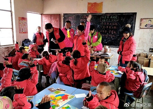 2018年，由海瀾之家攜手網(wǎng)易新聞打造的“多一課溫暖”課程平臺讓一間間溫暖的課堂走向深山與邊陲。帶著貼合孩子教育需求的線上內(nèi)容和教師、各領(lǐng)域KOL及愛心人士組成的愛心團隊，海瀾之家用實際行動為孩子的教育加溫，踐行“多一克溫暖”。
