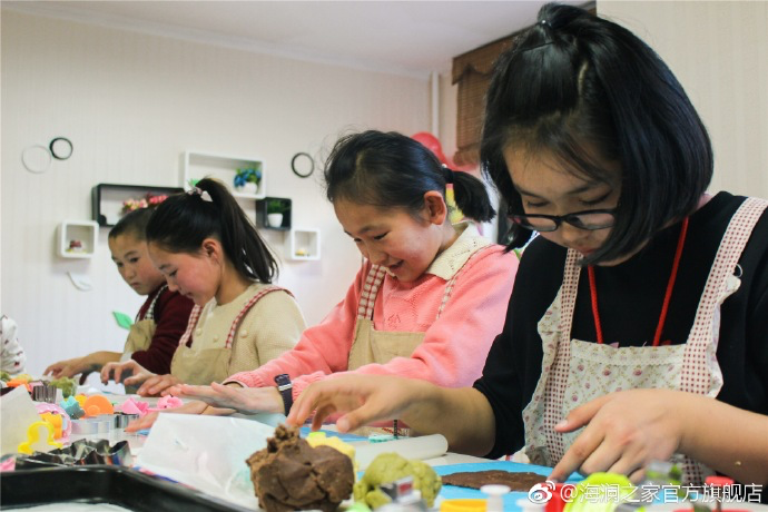 在北京，孩子們上了一節(jié)別開生面的廚藝課——手工DIY餅干。孩子們腦洞大開親自上手，從制作到出爐不僅留下了噴香的餅干，還留下了珍貴的回憶。親手做的餅干孩子們舍不得獨享，成為了回程路上最重要的“伴手禮”