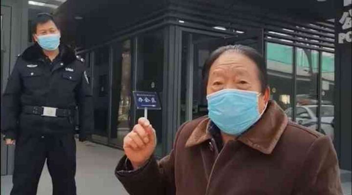 社區(qū)封閉，76歲的他為什么要出來
