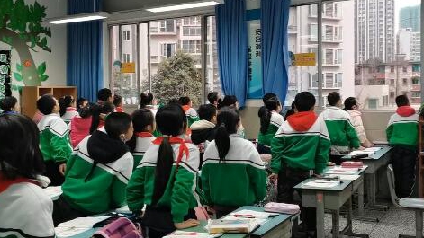 課上到一半，同學(xué)們卻把頭望向了外面！校長(zhǎng)說(shuō)：點(diǎn)贊！