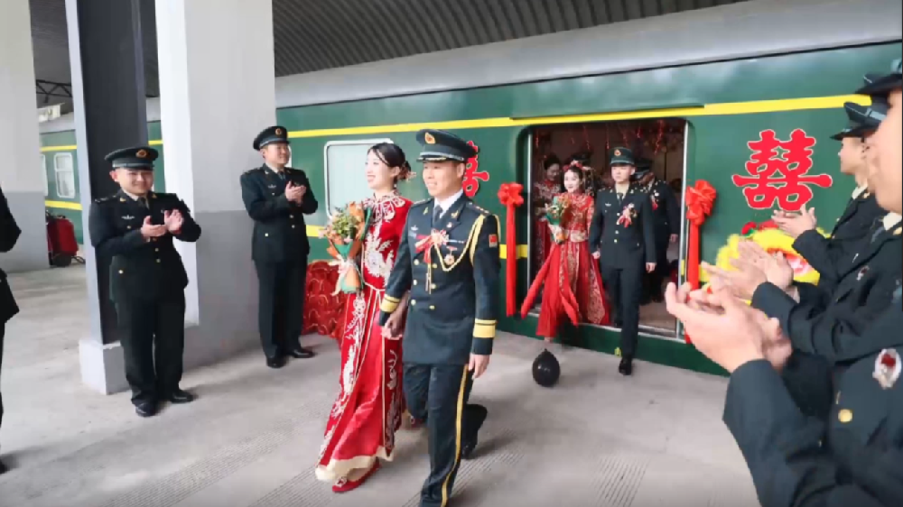 火車當“婚車”，東風(fēng)快遞員最有排面的“幸福軍列”