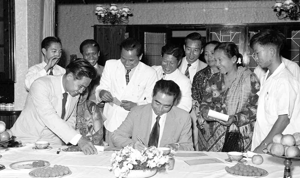 1955年4月25日，為迎接亞非會(huì)議而組織的萬隆人民委員會(huì)的代表請(qǐng)周恩來總理簽名留念。