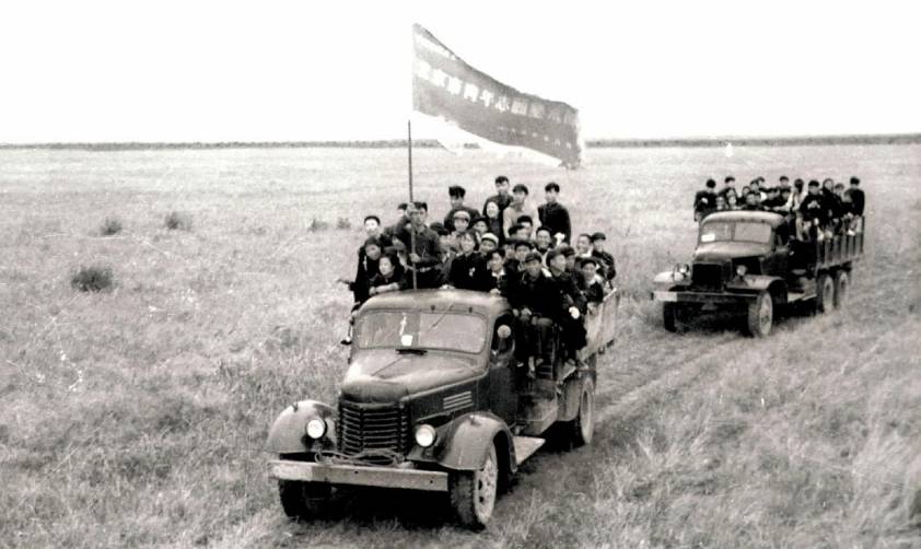 20世紀(jì)50年代初北京市64名青年組成志愿墾荒隊向黑龍江省蘿北縣荒原進發(fā)。新華社稿