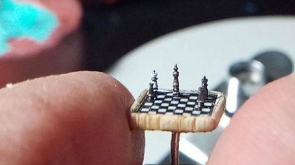 比指甲蓋還?。?土耳其微雕藝術(shù)家雕出超小國際象棋
