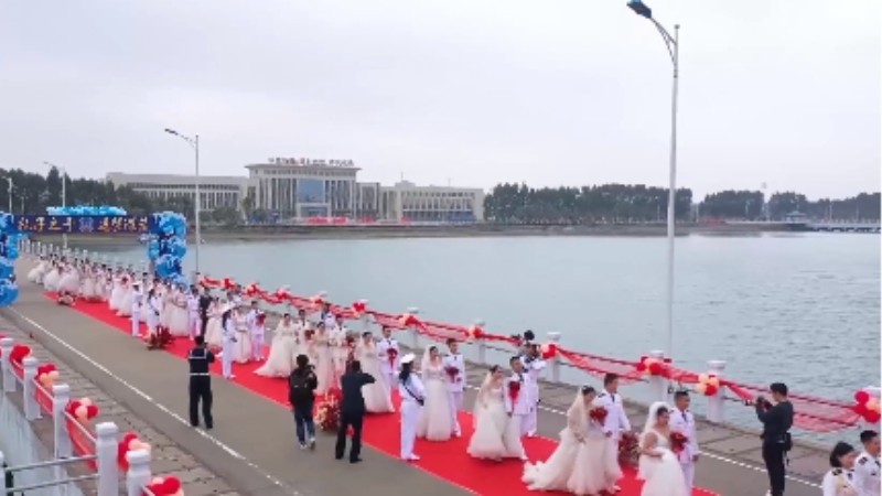 乘風(fēng)破浪來娶你！海軍某部30對(duì)新人舉行集體婚禮
