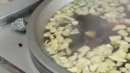沈陽(yáng)一企業(yè)熬740鍋紅糖水送26個(gè)檢測(cè)點(diǎn)，用了千斤紅糖200斤姜