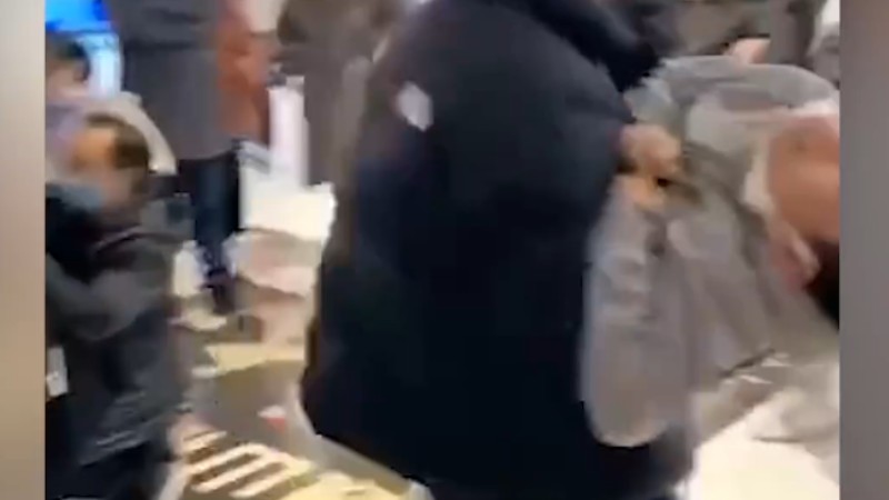 浙江一電影院發(fā)生事故多人送醫(yī)，現(xiàn)場家長懷抱兒童奔走