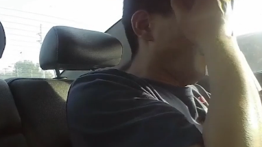 這人啥情況？他在警車上都能睡著