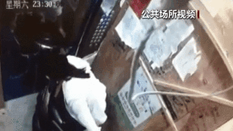 電梯內(nèi)突發(fā)自燃 電動(dòng)車(chē)進(jìn)樓怎么禁？ 發(fā)現(xiàn)電瓶車(chē)有起火苗頭應(yīng)立刻撤離