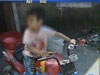 司機(jī)太小！3歲幼童駕"車(chē)"上路找媽媽