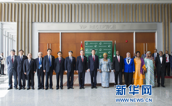 5月5日，中國國務(wù)院總理李克強(qiáng)在亞的斯亞貝巴非洲聯(lián)盟總部會(huì)見非盟委員會(huì)主席祖馬。這是會(huì)見后，李克強(qiáng)同祖馬參加集體合影。新華社記者王曄攝