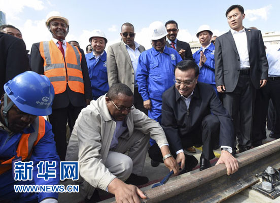 看到中埃雙方員工正在鋪軌作業(yè)，李克強(qiáng)同海爾馬里亞姆一起拿起扳手，擰緊螺絲。新華社記者 李學(xué)仁 攝