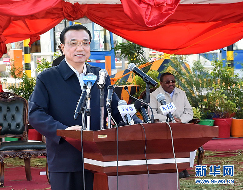 5月5日，國務(wù)院總理李克強(qiáng)與埃塞俄比亞總理海爾馬里亞姆共同出席亞的斯亞貝巴-阿達(dá)瑪高速公路一期竣工揭牌典禮，并為二期工程開工奠基剪彩。這是李克強(qiáng)在典禮上致辭。新華社記者 李濤 攝 