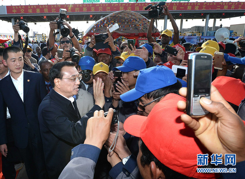 5月5日，中國國務(wù)院總理李克強(qiáng)與埃塞俄比亞總理海爾馬里亞姆共同出席亞的斯亞貝巴-阿達(dá)瑪高速公路一期竣工揭牌典禮，并為二期工程開工奠基剪彩。這是典禮結(jié)束后，李克強(qiáng)同工程施工人員親切交談。新華社記者 李濤 攝 