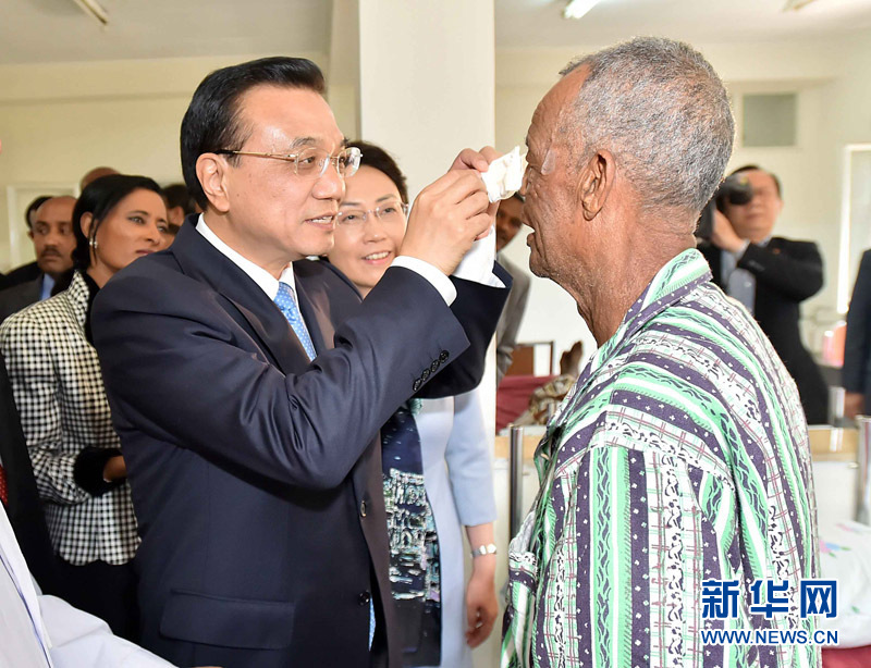 5月6日，國(guó)務(wù)院總理李克強(qiáng)與埃塞俄比亞總統(tǒng)穆拉圖一同來(lái)到亞的斯亞貝巴阿勒塔醫(yī)院，看望受益于中國(guó)免費(fèi)白內(nèi)障手術(shù)“光明行”活動(dòng)的埃塞俄比亞患者。這是李克強(qiáng)親手為接受中國(guó)醫(yī)生手術(shù)的埃塞俄比亞白內(nèi)障患者拆開紗布。 新華社記者 李濤 攝 