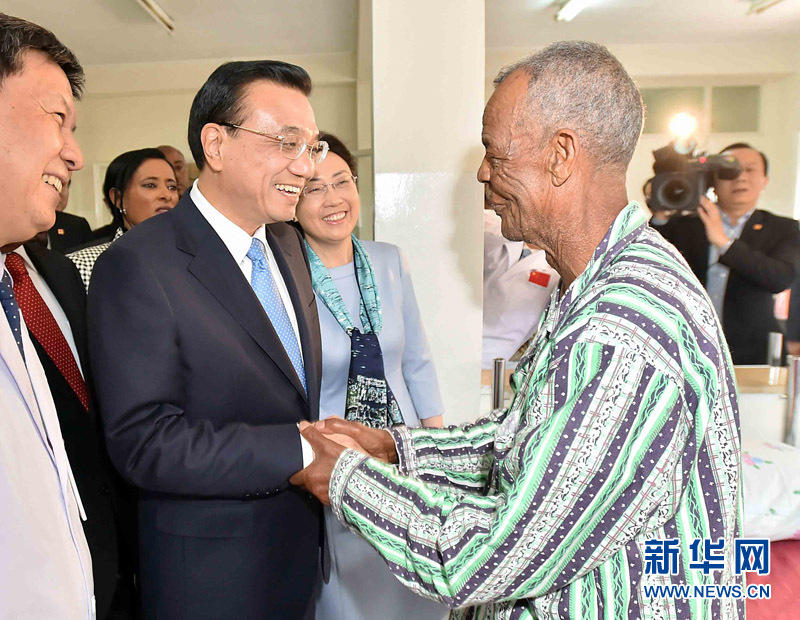 5月6日，中國(guó)國(guó)務(wù)院總理李克強(qiáng)與埃塞俄比亞總統(tǒng)穆拉圖一同來(lái)到亞的斯亞貝巴阿勒塔醫(yī)院，看望受益于中國(guó)免費(fèi)白內(nèi)障手術(shù)“光明行”活動(dòng)的埃塞俄比亞患者。新華社記者 李濤 攝 