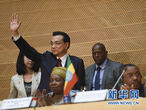 5月5日，中國國務(wù)院總理李克強在位于亞的斯亞貝巴的非洲聯(lián)盟總部發(fā)表題為《開創(chuàng)中非合作更加美好的未來》的演講。這是李克強步入會場時向聽眾揮手致意。新華社記者 李學(xué)仁 攝 