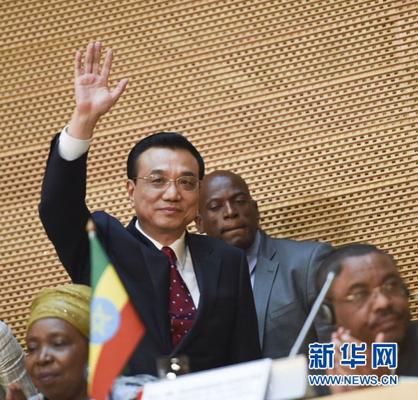 5月5日，中國國務(wù)院總理李克強在位于亞的斯亞貝巴的非洲聯(lián)盟總部發(fā)表題為《開創(chuàng)中非合作更加美好的未來》的演講。這是李克強步入會場時向聽眾揮手致意。新華社記者 李學(xué)仁 攝 