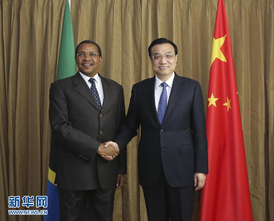  5月7日，正在尼日利亞訪問(wèn)的國(guó)務(wù)院總理李克強(qiáng)在阿布賈會(huì)見(jiàn)出席第24屆世界經(jīng)濟(jì)論壇非洲峰會(huì)全會(huì)的坦桑尼亞總統(tǒng)基奎特。 新華社記者 丁林?jǐn)z 