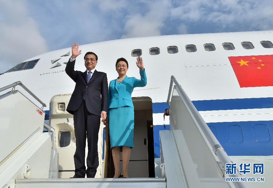 5月8日，應(yīng)安哥拉總統(tǒng)多斯桑托斯邀請，中國國務(wù)院總理李克強乘專機抵達(dá)羅安達(dá)二月四日國際機場，開始對安哥拉進(jìn)行正式訪問。李克強總理夫人程虹同機抵達(dá)。新華社記者 李濤 攝 