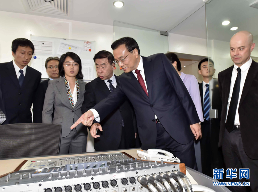 5月11日，中國國務(wù)院總理李克強在肯尼亞首都內(nèi)羅畢看望并慰問中央電視臺非洲分臺員工。 新華社記者 李濤 攝 