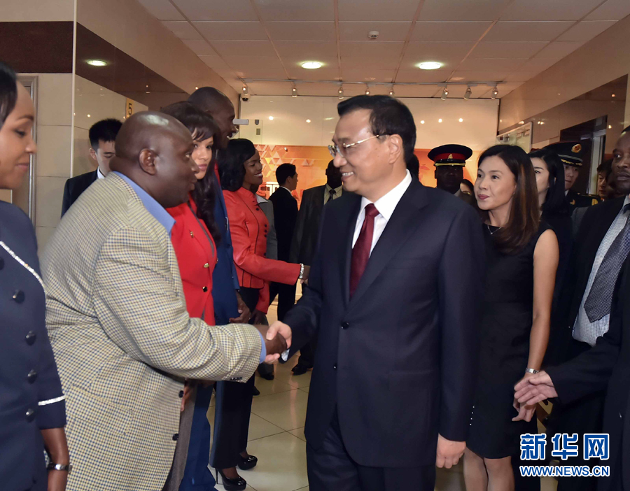 5月11日，中國國務(wù)院總理李克強在肯尼亞首都內(nèi)羅畢看望并慰問中央電視臺非洲分臺員工。 新華社記者 李濤 攝 