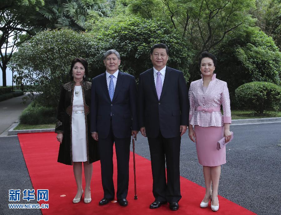 會(huì)談前，習(xí)近平在上海西郊會(huì)議中心廣場(chǎng)為阿坦巴耶夫舉行歡迎儀式。新華社記者 蘭紅光 攝 