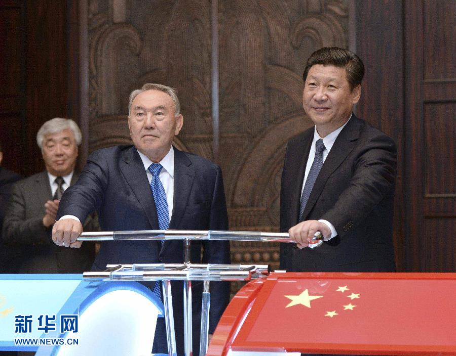 5月19日，國家主席習(xí)近平在上海同哈薩克斯坦總統(tǒng)納扎爾巴耶夫舉行會談。這是會談后，兩國元首共同出席中哈連云港物流場站項目遠程投產(chǎn)儀式。新華社記者 馬占成 攝 