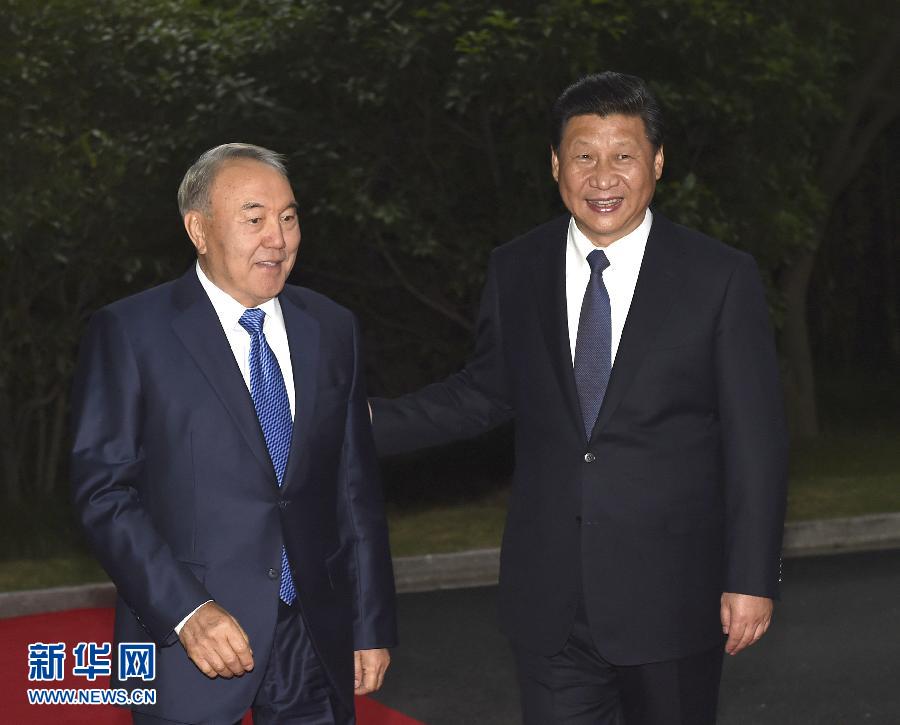  5月19日，中國國家主席習(xí)近平在上海同哈薩克斯坦總統(tǒng)納扎爾巴耶夫舉行會談。這是會談前，習(xí)近平在上海西郊會議中心廣場為納扎爾巴耶夫舉行歡迎儀式。新華社記者 馬占成 攝 