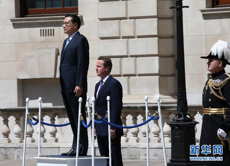 6月17日，中國國務(wù)院總理李克強(qiáng)在倫敦唐寧街10號首相府同英國首相卡梅倫舉行中英總理年度會晤。這是會晤前，卡梅倫為李克強(qiáng)舉行隆重的歡迎儀式。新華社記者 龐興雷 攝 