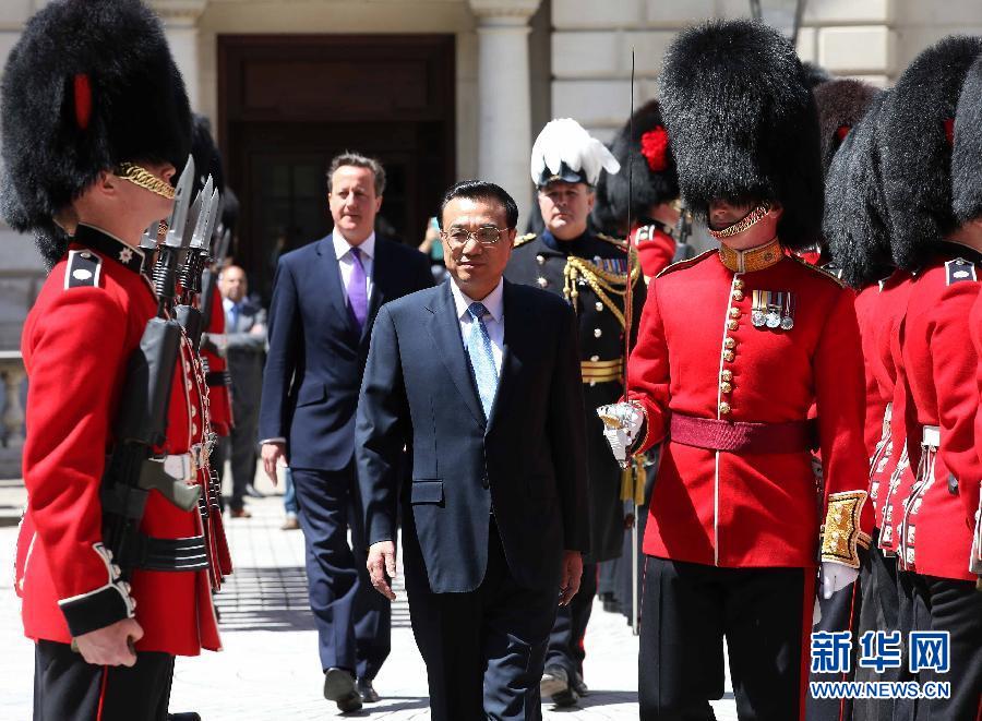 6月17日，國務(wù)院總理李克強(qiáng)在倫敦唐寧街10號首相府同英國首相卡梅倫舉行中英總理年度會晤。這是會晤前，卡梅倫為李克強(qiáng)舉行隆重的歡迎儀式。新華社記者 龐興雷 攝