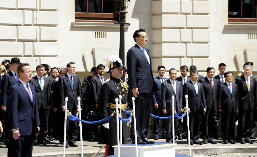 6月17日，中國國務(wù)院總理李克強(qiáng)在倫敦唐寧街10號首相府同英國首相卡梅倫舉行中英總理年度會晤。這是會晤前，卡梅倫為李克強(qiáng)舉行隆重的歡迎儀式。新華社記者 張鐸 攝 