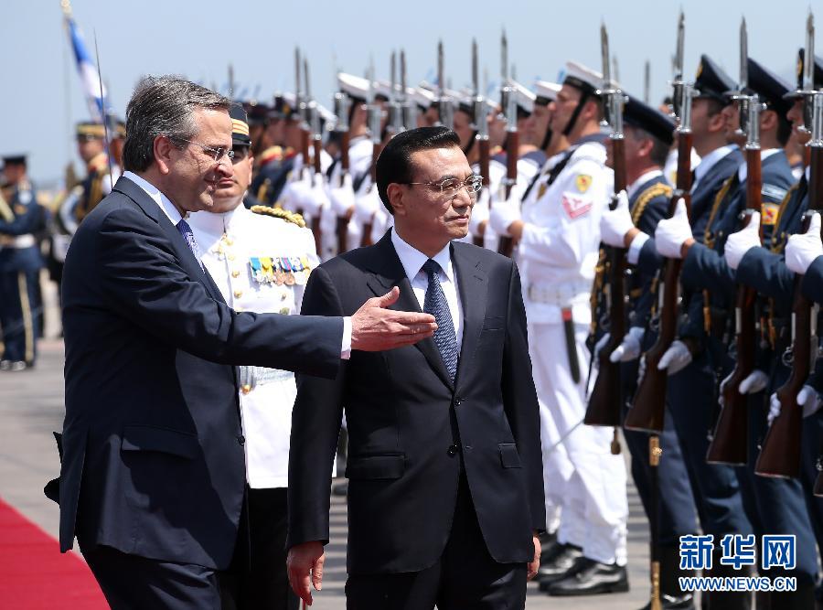 6月19日，國(guó)務(wù)院總理李克強(qiáng)乘專機(jī)抵達(dá)雅典國(guó)際機(jī)場(chǎng)，開(kāi)始對(duì)希臘進(jìn)行正式訪問(wèn)。希臘總理薩馬拉斯在機(jī)場(chǎng)為李克強(qiáng)舉行隆重的歡迎儀式。這是李克強(qiáng)在薩馬拉斯的陪同下檢閱儀仗隊(duì)。新華社記者 龐興雷 攝  