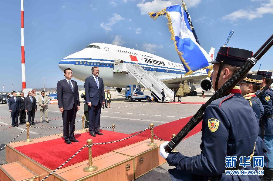 6月19日，國(guó)務(wù)院總理李克強(qiáng)乘專機(jī)抵達(dá)雅典國(guó)際機(jī)場(chǎng)，開(kāi)始對(duì)希臘進(jìn)行正式訪問(wèn)。希臘總理薩馬拉斯在機(jī)場(chǎng)為李克強(qiáng)舉行隆重的歡迎儀式。新華社記者 李濤 攝